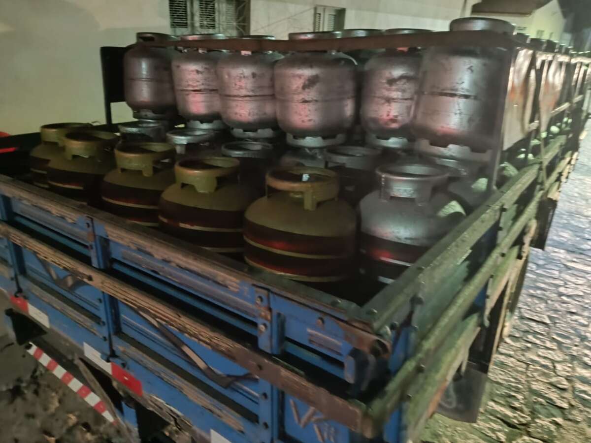 Corpo de Bombeiros interdita revenda clandestina de gás de cozinha, em Limoeiro do Norte
